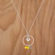 Collier boule avec un cercle en argent et des perles en verre teinté jaune et gris