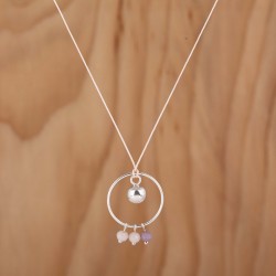 Collier boule avec un cercle en argent et des perles en verre teinté poudre et parme 