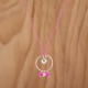 Collier boule avec un cercle en argent et des perles en verre teinté rose flashy