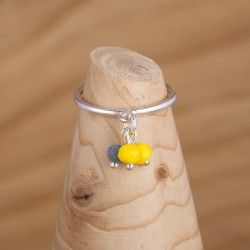 Bague breloque 3 perles en verre teinté jaune et gris